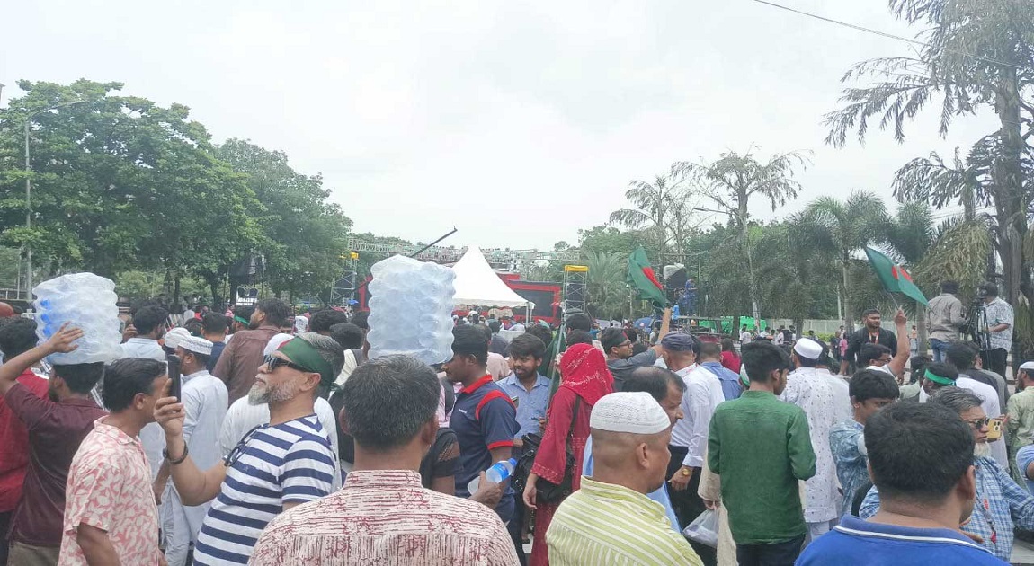 Tight security around parliament area as crowds gather at Manik Mia Avenue