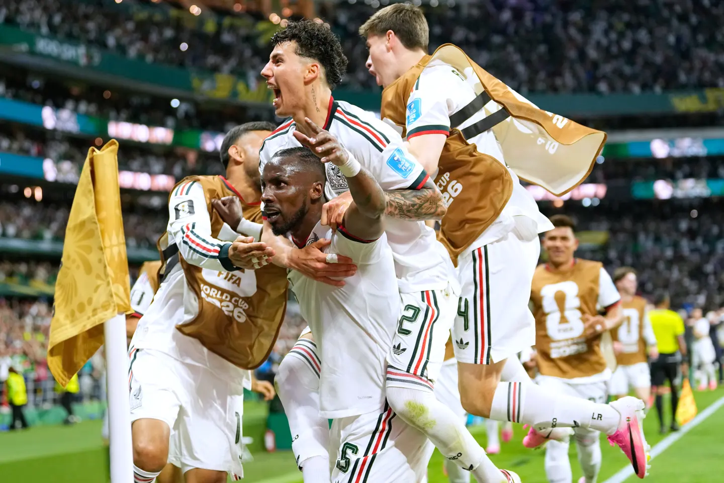 Mexico beat Czech Republic 3–0 to complete perfect group stage for first time