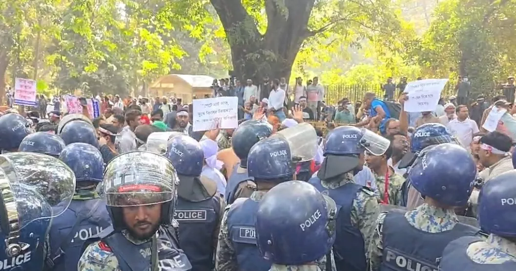 Tension near Jamuna as protesters demand 9th pay scale