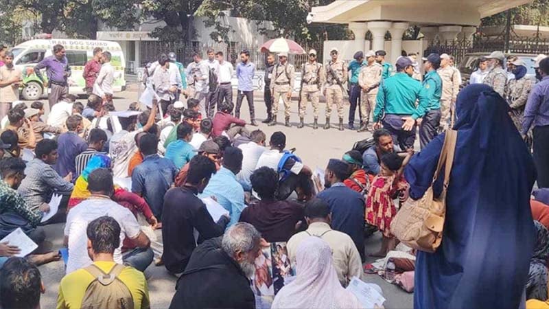 Injured protesters from July Movement demand justice in front of Chief Advisor’s office