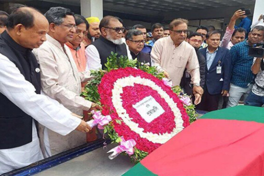 People bid final farewell to Abdul Gaffar Chowdhury at Shaheed Minar