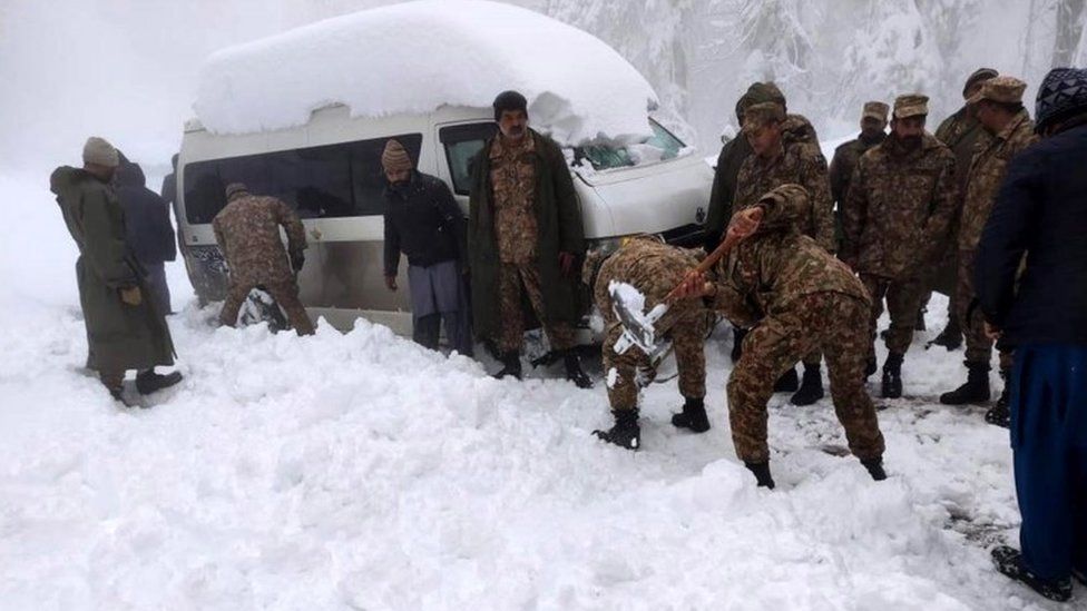 21 dead in Pakistan as heavy snow traps them in their vehicles