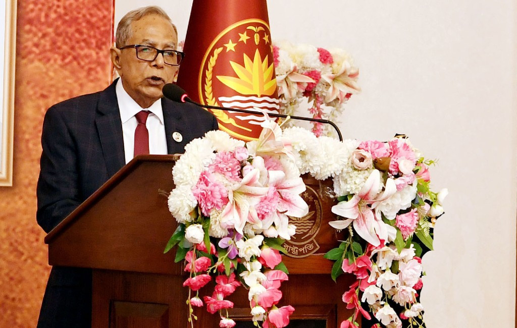 President Hamid to DCs: Don’t abuse power while discharging duties