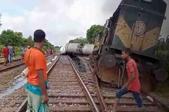 Freight train derails in Kushtia, leaks 42 tonnes of oil