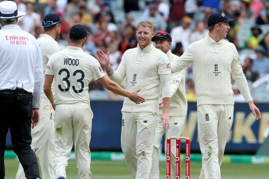 Australia all out for 267, lead England by 82 runs