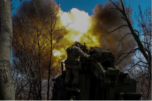 Ukraine readies counteroffensive as Russia inches forward in Bakhmut