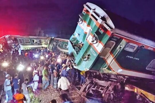 Dhaka-Ctg train crash: 3  railway employees suspended