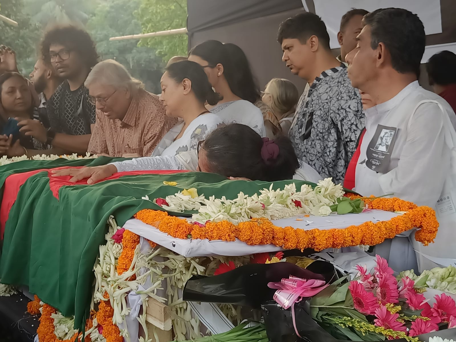 Pankaj Bhattacharya receives last tributes from public at Central Shaheed Minar