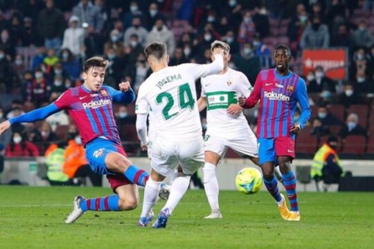 Gonzalez scores late as Barcelona edge Elche