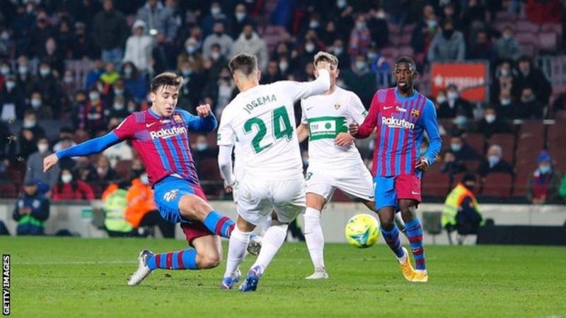 Gonzalez scores late as Barcelona edge Elche