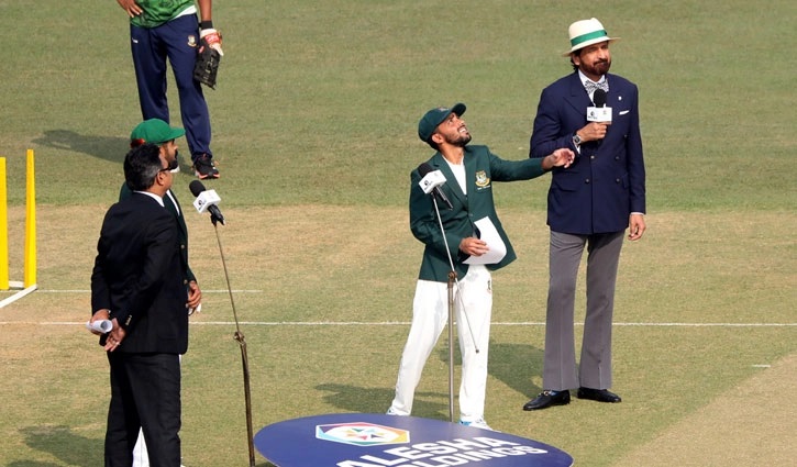 Pakistan win toss, opt to bat first