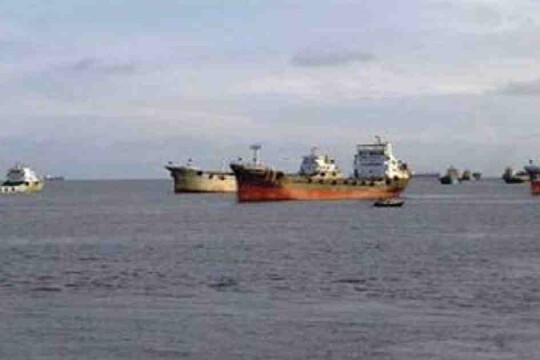 Bulkhead capsizes at Ctg port, 5 crew rescued