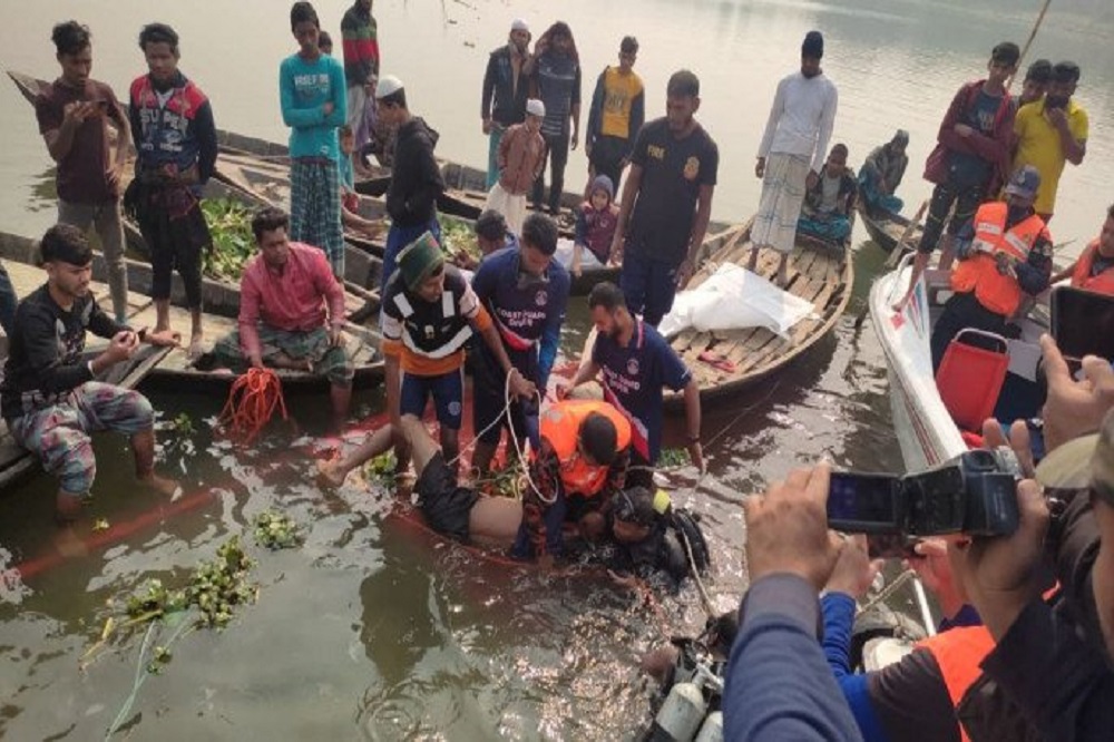 5 killed in bulkhead-trawler head-on collision in Chandpur