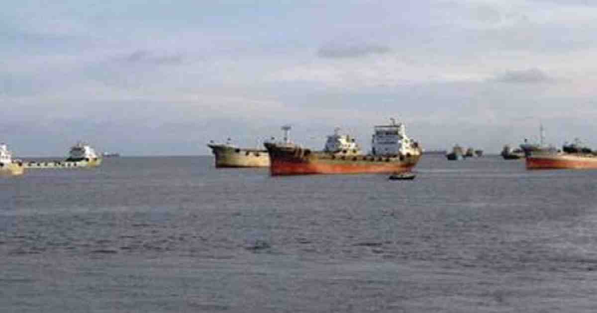 Bulkhead capsizes at Ctg port, 5 crew rescued