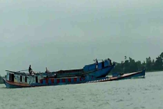 Cement-laden vessel sinks in Barishal’s Pandob river