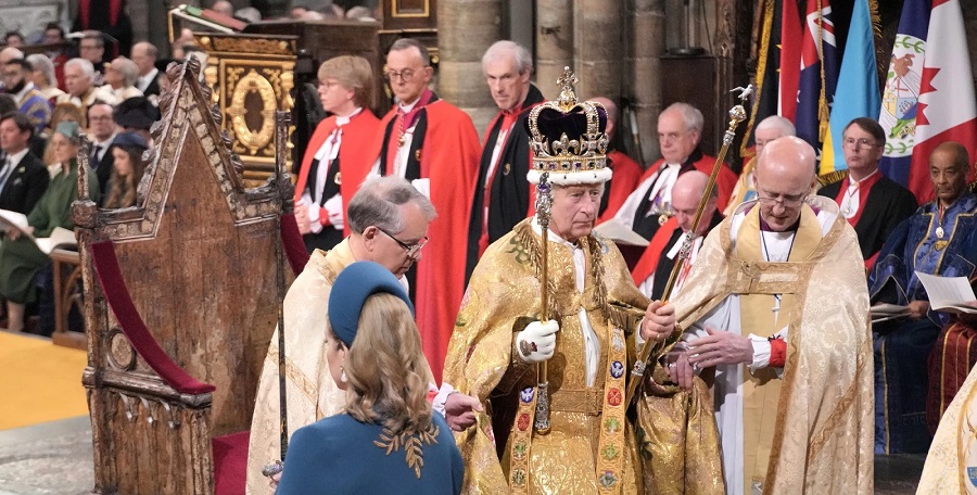 King Charles lll takes oath