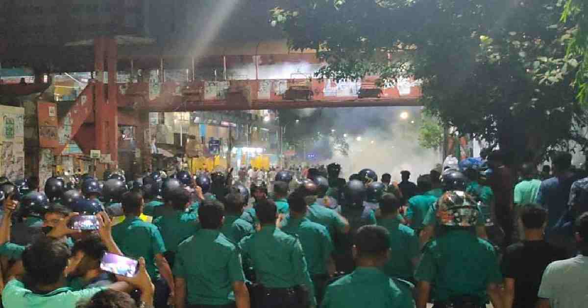 Dhaka College students lock in clashes with New Market traders