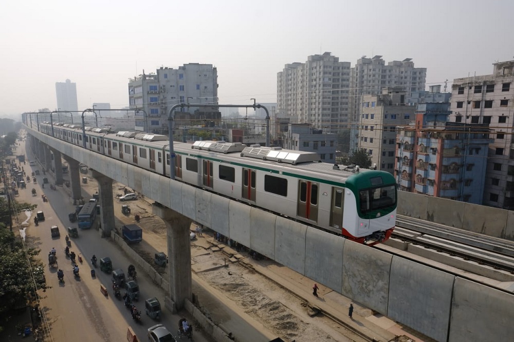 Metro rail service halted by sky lanterns, movement resumes after 2hrs