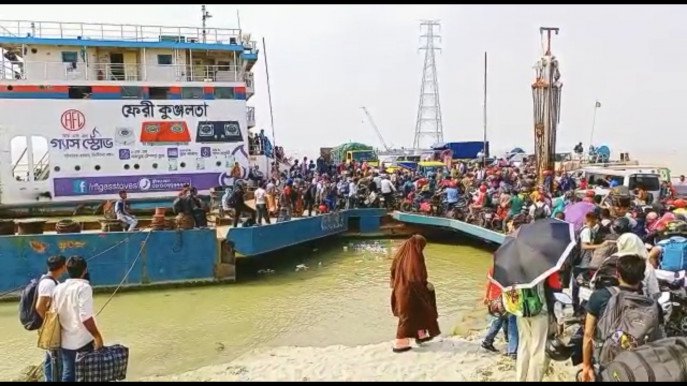 Influx of homebound people pouring in Shimulia Ghat