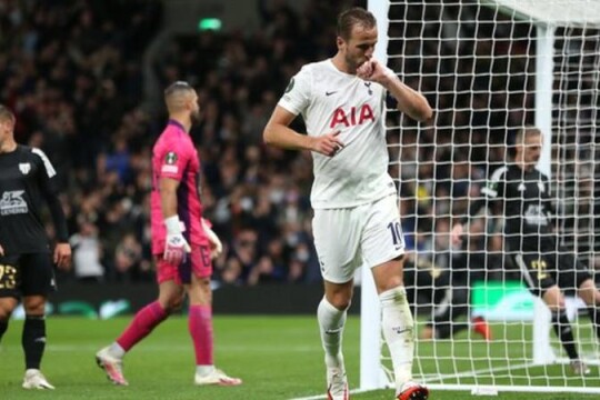 Harry Kane comes off bench to score hat-trick for Tottenham