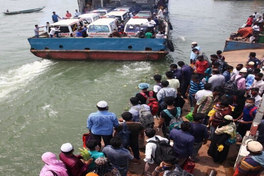 300 private vehicles stranded at Paturia ferry ghat