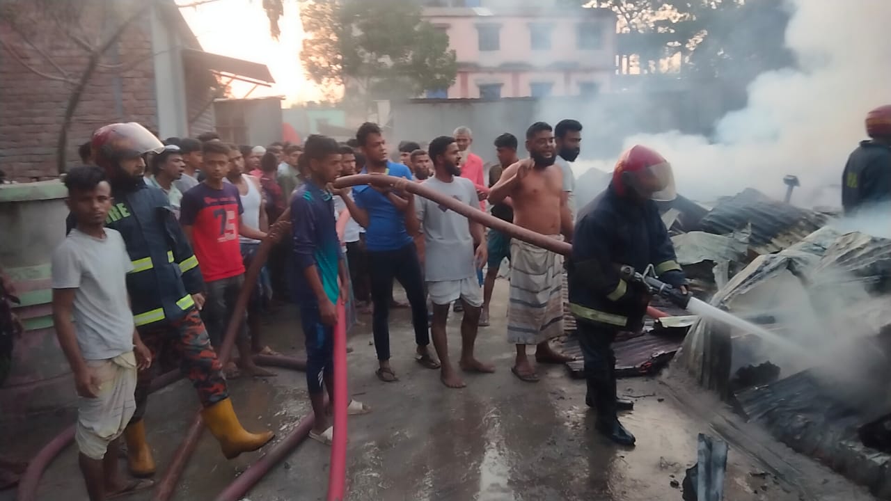 Fire breaks out at Gazipur jute warehouse, situation under control with efforts of 4 fire service units