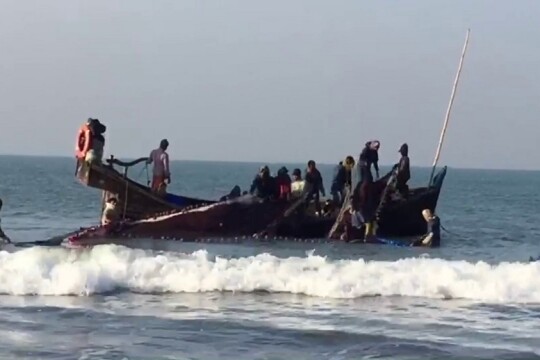 2 Bangladeshi fishermen drowned, 17 stranded at India’s Kakdwip