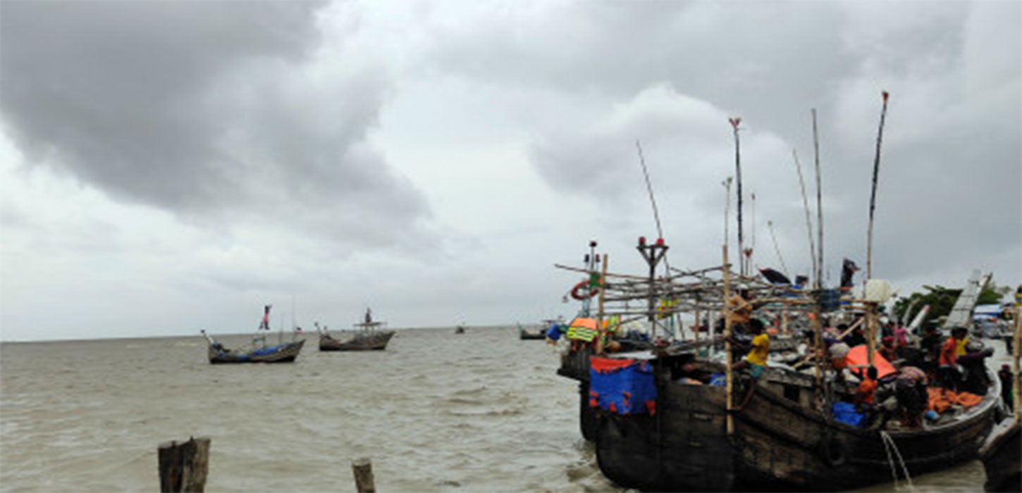 21 rescued, fisherman missing as trawler capsizes at Mongla port