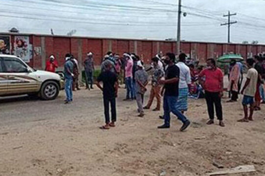 Garment workers blockade roads in Gazipur pressing dues