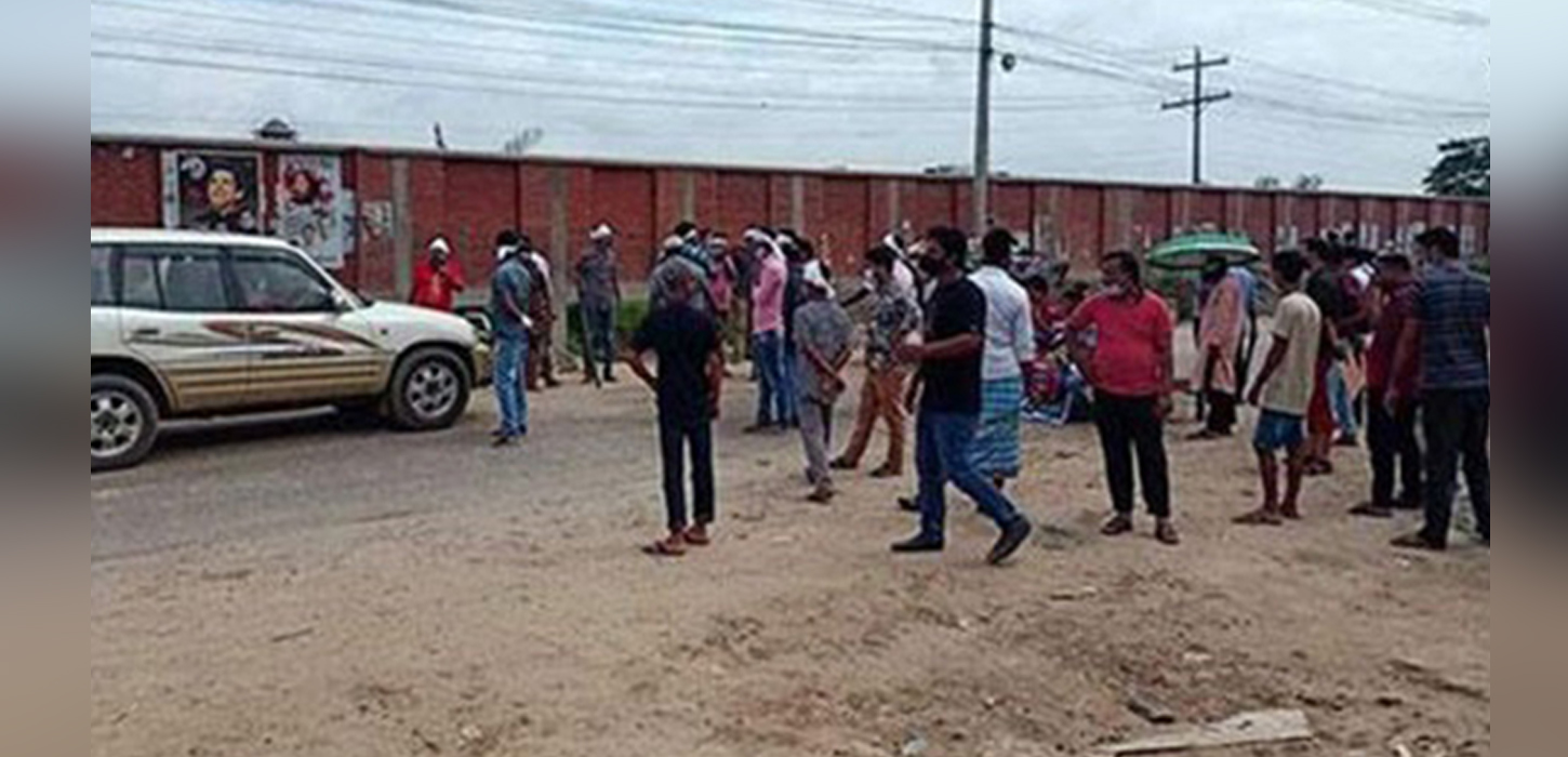 Garment workers blockade roads in Gazipur pressing dues