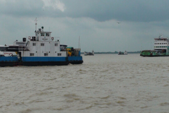 Ferry services on Daulatdia-Paturia resume after 7 hrs