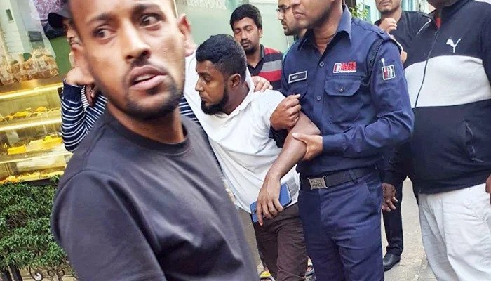 Gun shots in front of Gloria Jean's leaves 2 injured