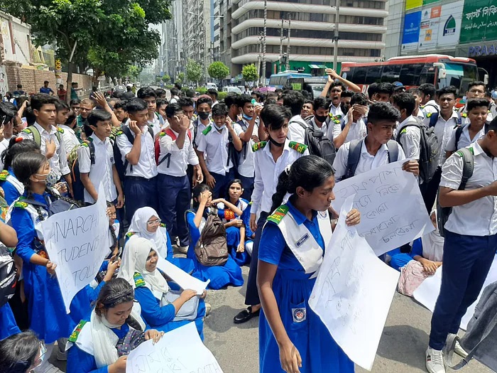 Students lift Banani road blockade following assurance