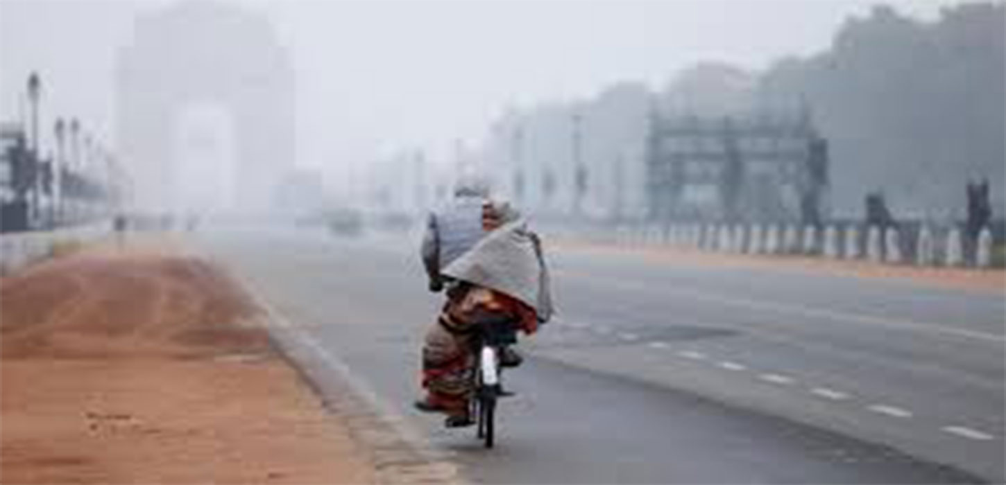 Cold wave and dense fog sweep Delhi, temperature settles at 4 degree