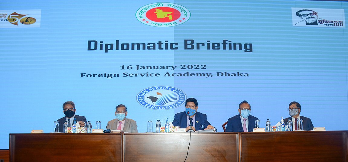 Govt is pledge-bound to uphold constitution, FM says diplomats