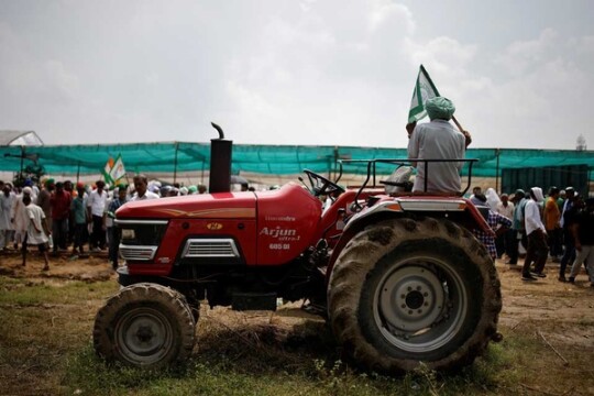 Hundreds of thousands of Indian farmers rally against farm laws