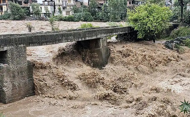 33 dead in India flash floods, landslides triggered by heavy rain