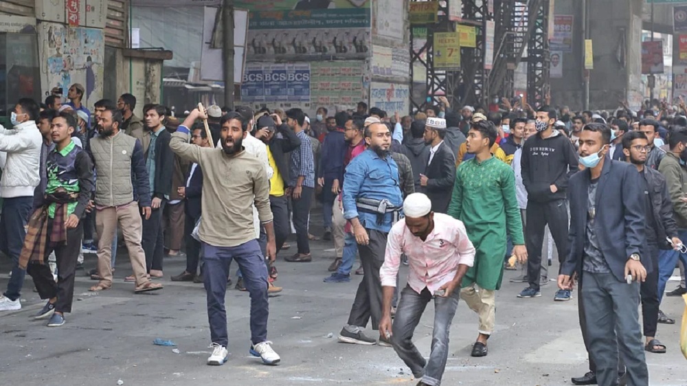 Jamaat activists clash with cops in Mouchak