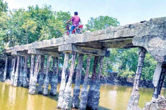 Bridge turns into death trap in Khulna