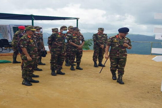 Army chief visits CHT border road project