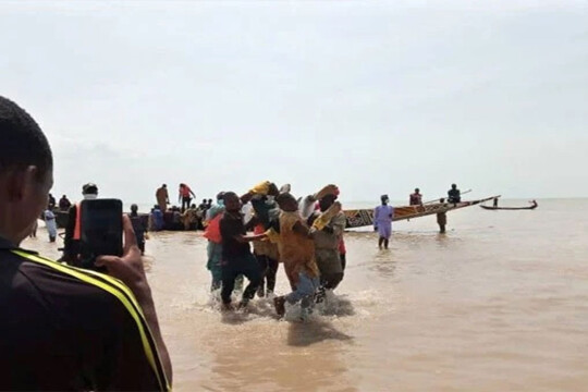 At least 76 people killed in Nigeria boat capsize