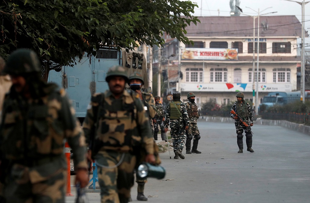 India sends thousands more troops to Kashmir