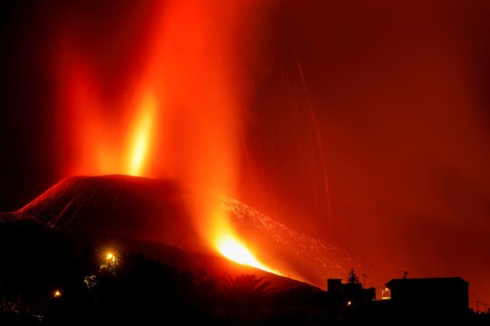 Toxic gas fears as La Palma volcano lava reaches ocean