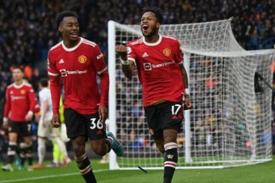 Man Utd survive Leeds comeback in six-goal thriller