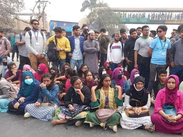 Uni student death: Fellows leave street after arrest of accused