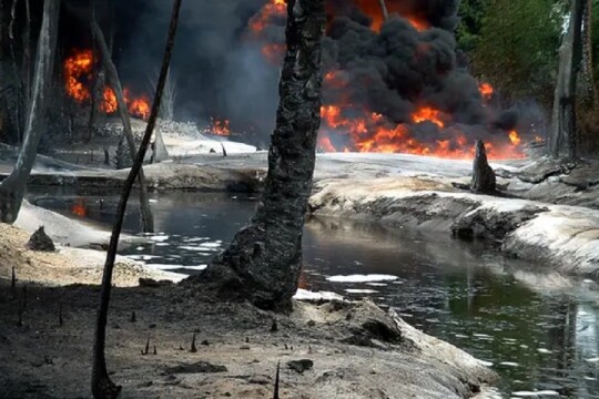 Explosion hits Nigerian illegal oil refinery, over 100 dead