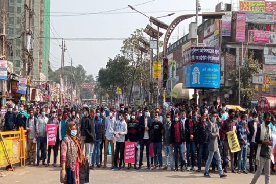 Job seekers blockade Nilkhet to raise age limit in govt job