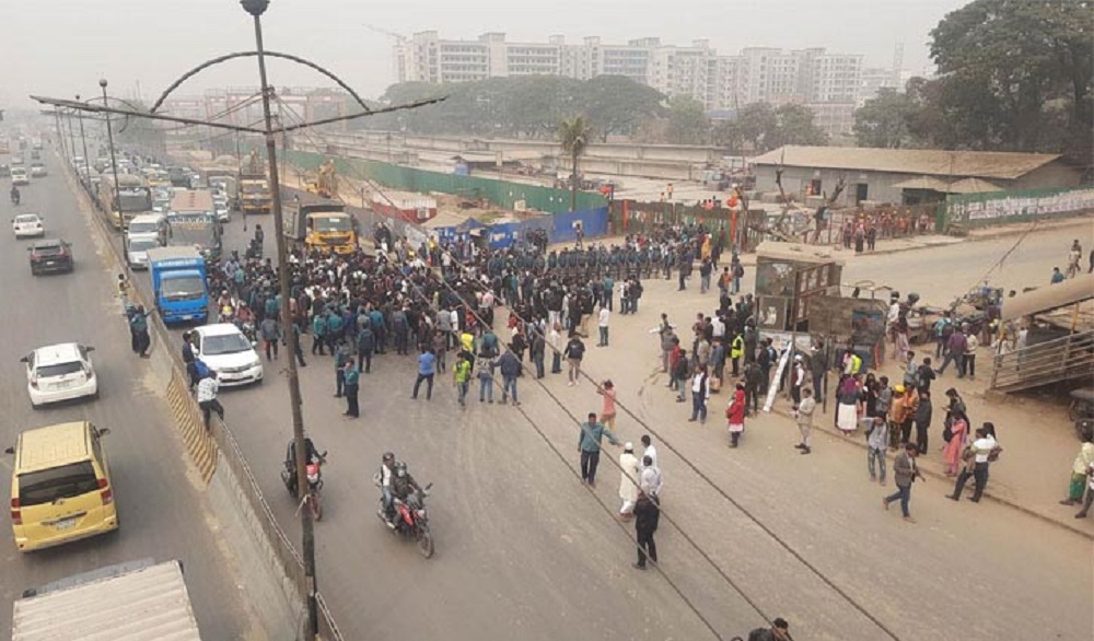 Death of fellow student: Students block road again