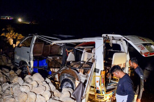 Bus plunge kills 20 in Pakistan