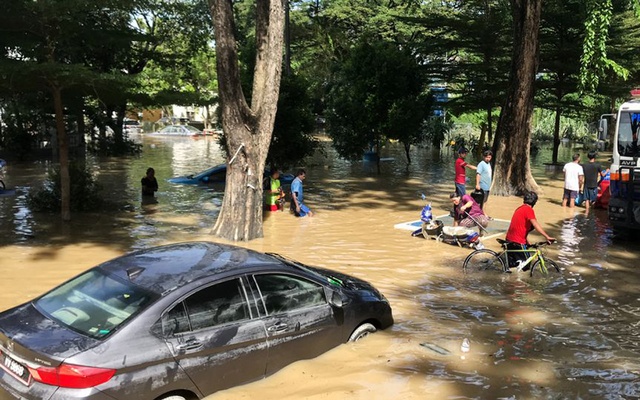 At least eight dead in Malaysia floods as rescue effort stumbles